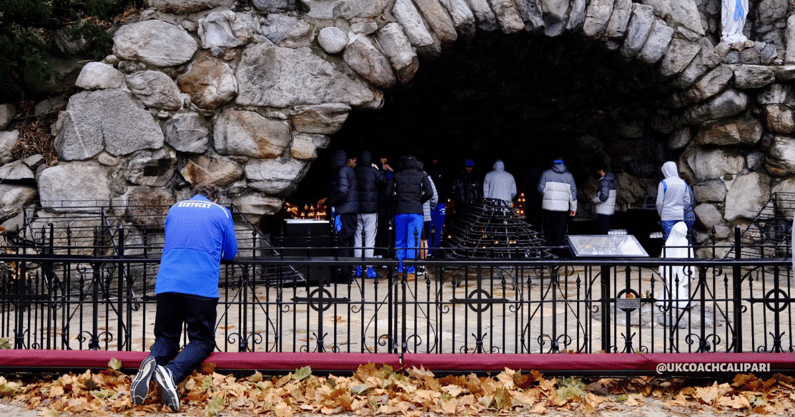 john-calipari-kentucky-pray-for-tornado-victims-notre-dame-grotto
