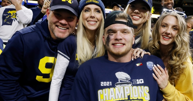 aidan-hutchinson-reveals-who-inspired-him-to-love-football-michigan-wolverines-heisman-trophy-chris-hutchinson-college-football-playoff-georgia-bulldogs