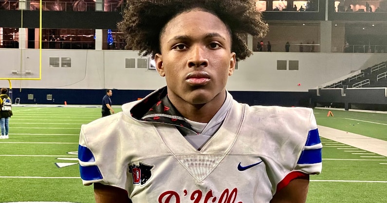 2025-wr-dakorien-moore-sets-texas-visit
