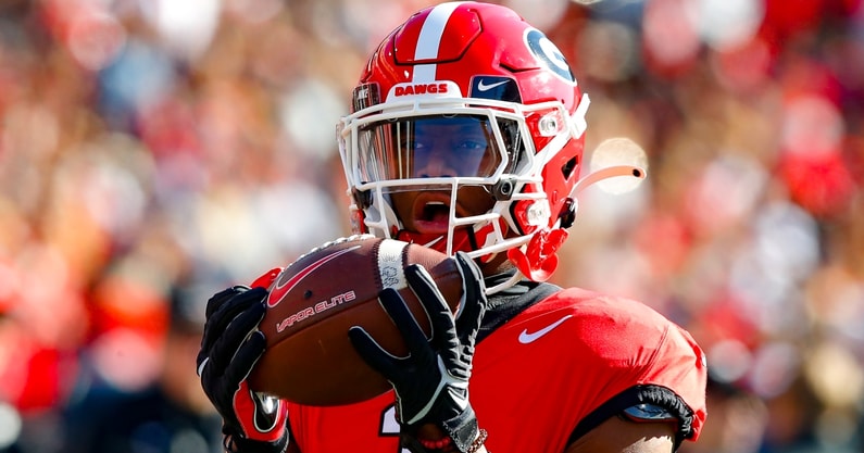 Helmet Stalker on X: Georgia WR George Pickens is using a Riddell  SpeedFlex with a BECK-808-EG (B.A. Masks) facemask, clear Nike visor and a  Riddell hardcup chinstrap paired with the Cam-Loc system;