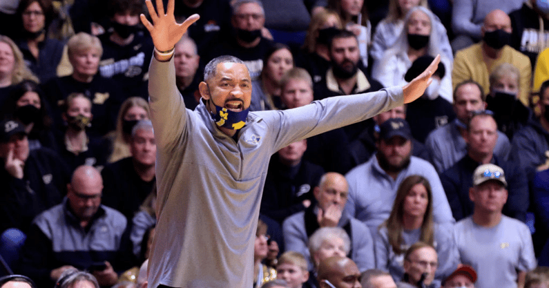 Michigan's Juwan Howard named college basketball Coach of the Year by AP 