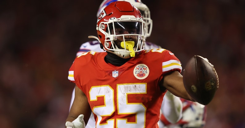chiefs-rb-clyde-edwards-helaire-rips-pants-during-bills-game-lsu-tigers