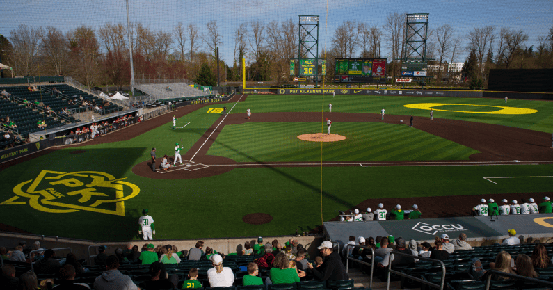 Oregon Ducks baseball rallies to down Washington Huskies, clinch