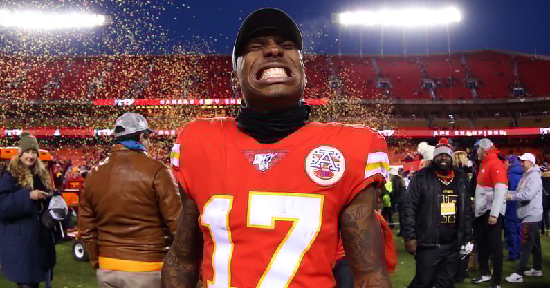 Mecole Hardman rocks Mr. Walkoff jersey at NBA All Star event