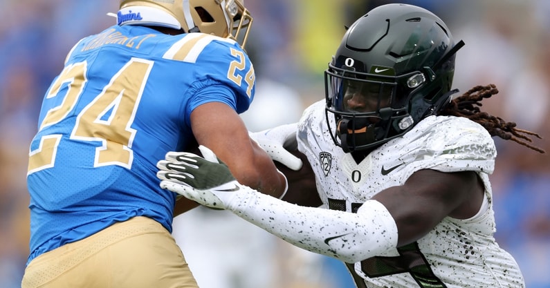oregon-ducks-head-coach-dan-lanning-safety-jamal-hill-growth-person-and-player