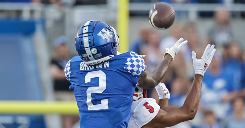 Barion Brown kickoff TD nearly ends in disaster for Kentucky Wildcats  Football - A Sea Of Blue