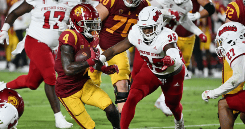 USC Trojans wide receiver Mario Williams (4) tries to avoid Fresno State Bulldogs linebacker Malachi Langley (35) and gains yards after catching a pass during an NCAA football game against the Bulldogs played on September 17, 2022 at the Los Angeles Memor