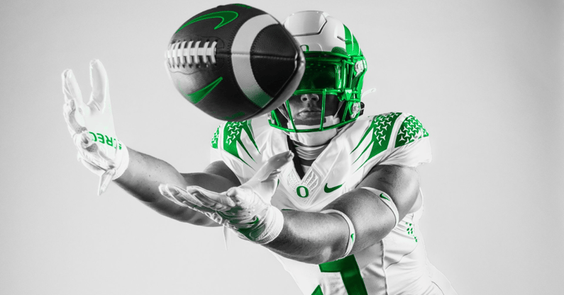 Oregon Football: Ranking the Ducks' best uniform combinations in 2022