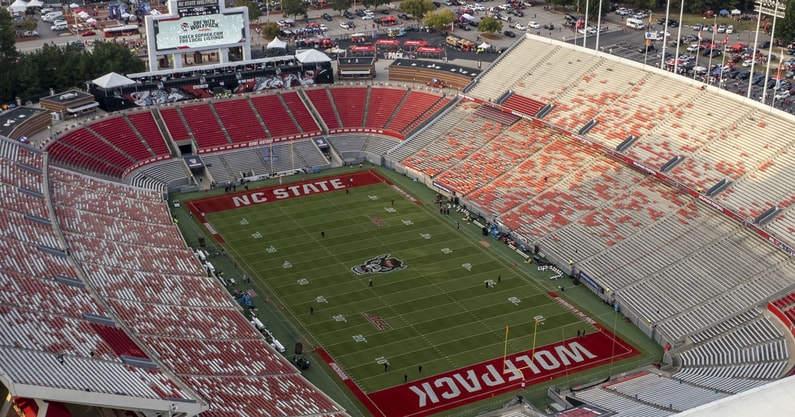lighting-issue-carter-finley-stadium-delays-warmups-for-florida-state-seminoles-vs-nc-state