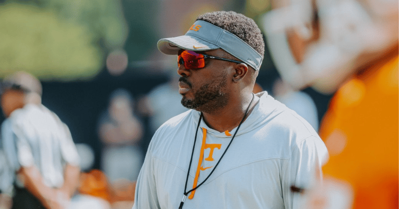 tennessee-defensive-coordinator-tim-banks-on-team-overcoming-long-layoff-between-games