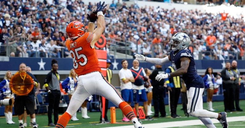 WATCH: Former Notre Dame tight end Cole Kmet makes ridiculous one-handed  catch vs Falcons - On3