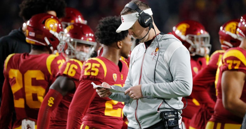 LOS ANGELES, CA - NOVEMBER 5, 2022: USC Trojans head coach Lincoln Riley checks his play list during the game against Cal at the Coliseum on November 5, 2022 in Los Angeles, California.(Gina Ferazzi / Los Angeles Times via Getty Images)