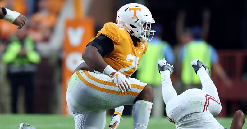 Tennessee-omari-thomas-injury-sends-volunteers-defensive-lineman-to-locker-room-holding-collarbone