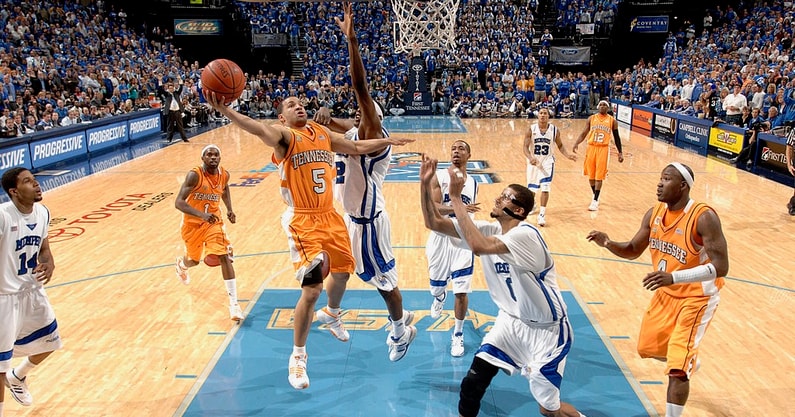 Tennessee retires Chris Lofton's No. 5 jersey