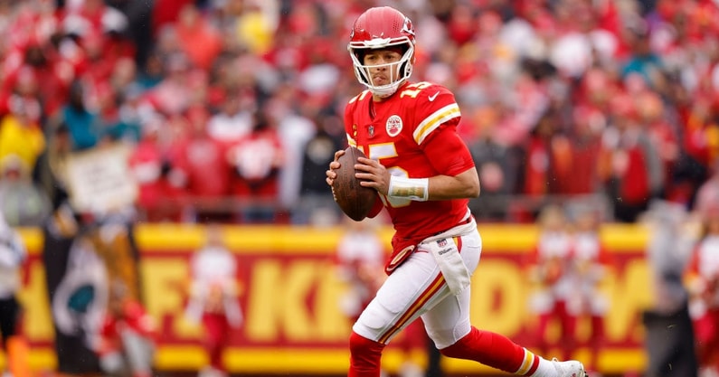 patrick-mahomes-frustrated-sideline-after-being-forced-into-locker-room-injury-treatment-nfl-playoff