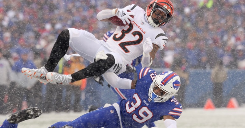 Cincinnati Bengals running back Trayveon Williams (32) performs a drill  during practice at the team's NFL football training facility, Tuesday, June  6, 2023, in Cincinnati. (AP Photo/Jeff Dean Stock Photo - Alamy