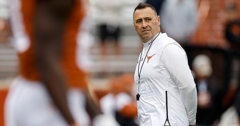 steve-sarkisian-is-no-dummy-texas-doesnt-have-a-quarterback-controversy-not-yet-at-least