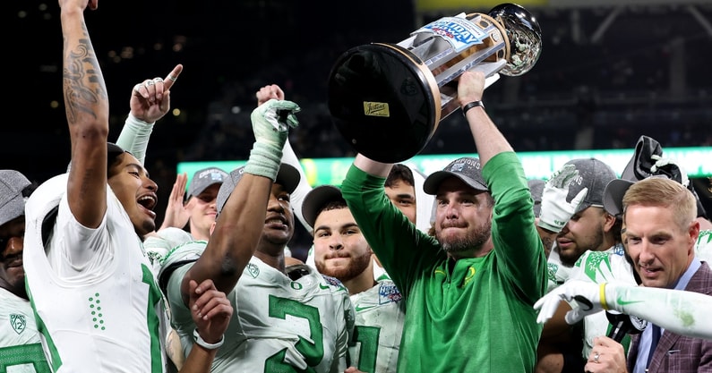 oregon-head-coach-dan-lanning-reportedly-set-to-receive-contract-extension