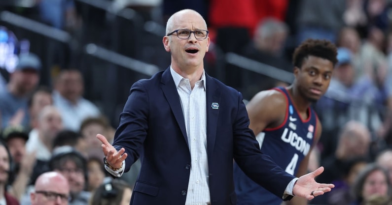 uconn-coach-dan-hurley-takes-hilarious-jab-referee-keith-kimble-during-on-court-interview