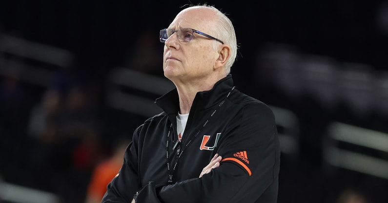 jim-larranaga-embraces-his-players-in-closing-minutes-of-final-four-loss-to-uconn