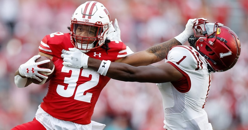 wisconsin-running-back-julius-davis-enters-ncaa-transfer-portal