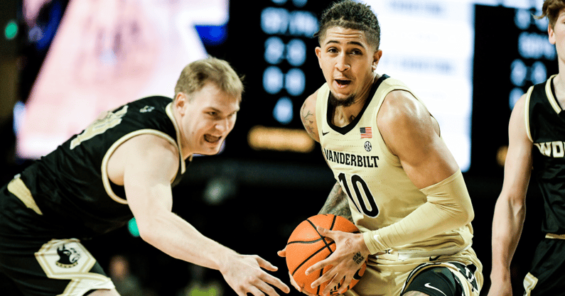 South Carolina transfer Myles Stute drives to the basket against Wofford