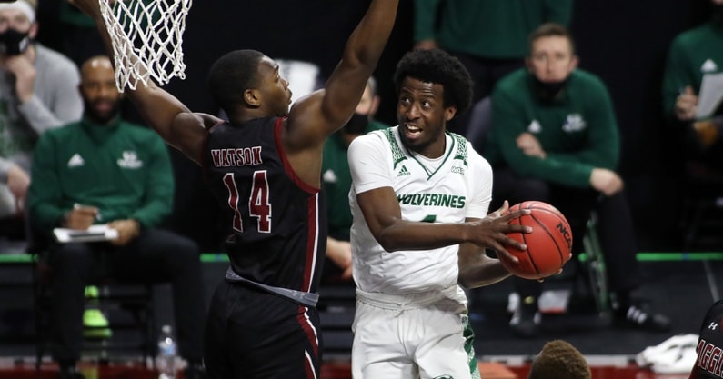 former-utah-valley-guard-letre-darthard-commits-to-oklahoma-transfer-portal