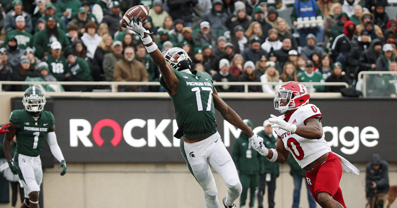 Tre Mosley catches a pass against Rutgers