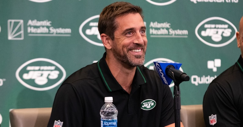 first-look-new-york-jets-quarterback-aaron-rodgers-in-action-otas