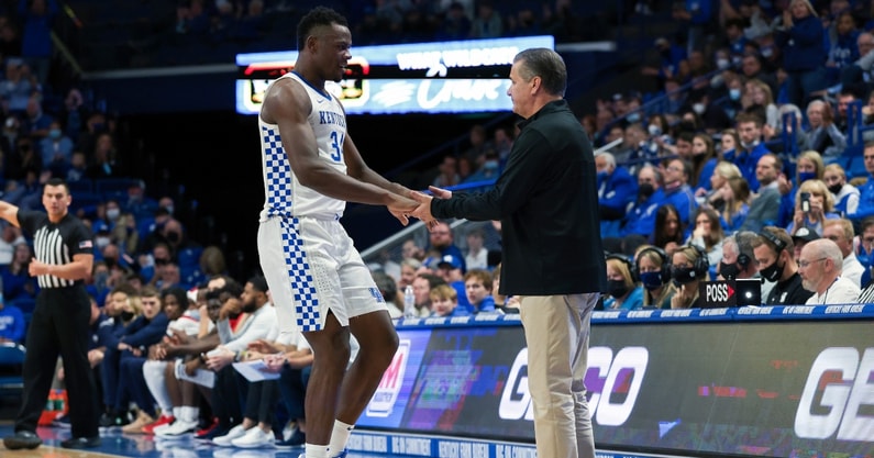 john-calipari-gives-emotional-send-off-to-oscar-tshiebwe