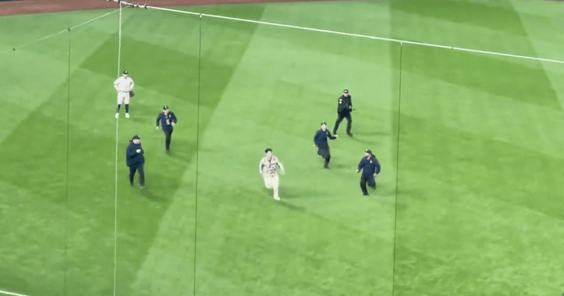 fan-falls-onto-field-at-seattle-mariners-game-while-security-chases-another-fan-on-the-field