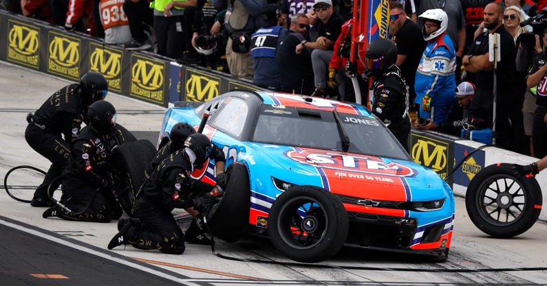 erik jones pit crew