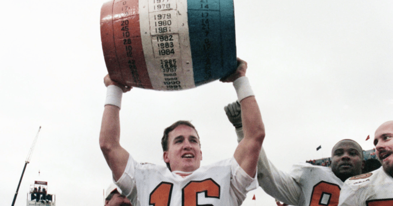 kentucky-tennessee-football-rivalry-beer-barrel-trophy