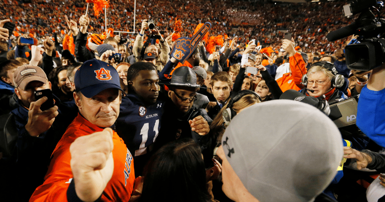 auburn-trolls-alabama-by-engaging-on-viral-college-football-tweet