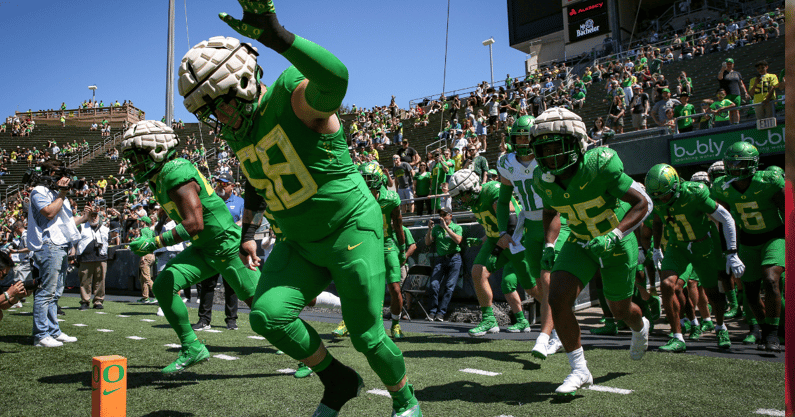 where-oregons-starting-center-position-battle-stands-ahead-of-fall-camp