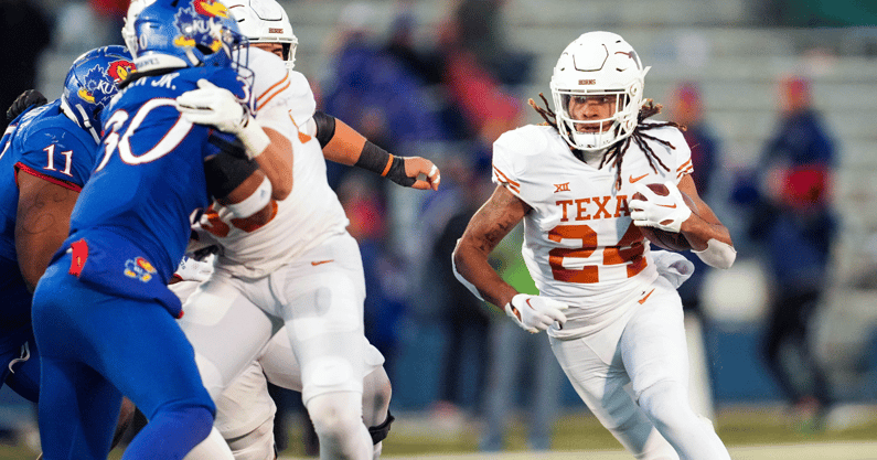 texas-footballs-jonathon-brooks-tvondre-sweat-named-to-maxwell-bednarik-award-watch-lists
