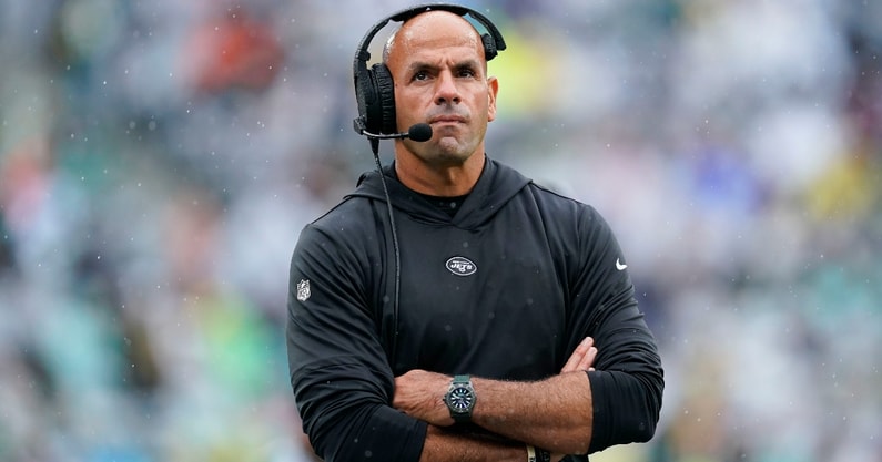 new-york-jets-head-coach-robert-saleh-goes-off-following-controversial-holding-penalty-sauce-gardner