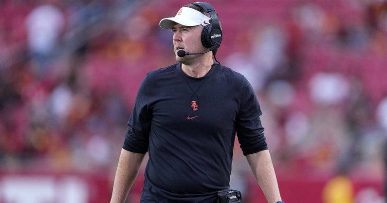 lincoln-riley-tweets-message-of-support-for-mike-leach-being-inducted-into-college-football-hall-of-fame