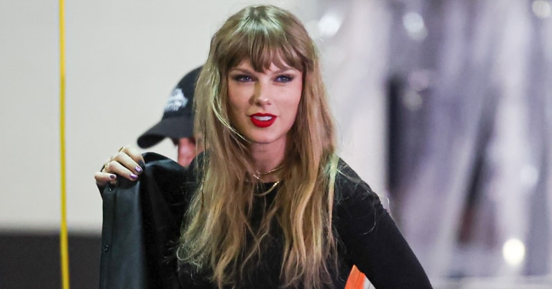 Taylor Swift Supports Travis Kelce at Chiefs Football Game [VIDEO