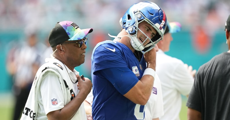 giants-qb-daniel-jones-suffered-significant-knee-injury-potential-torn-acl-duke-blue-devils
