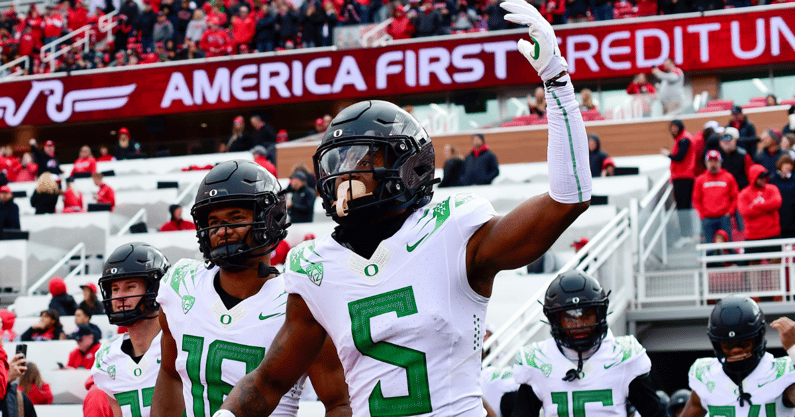 oregon-moves-up-in-ap-poll-coaches-poll-following-blowout-win-over-utah