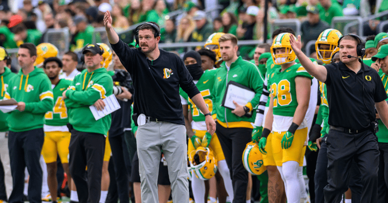 dan-lanning-excited-to-see-the-progress-oregons-young-players-make-during-bowl-prep