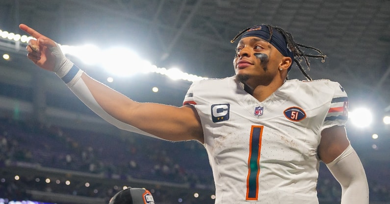 Justin Fields thanks Bears players for still believing in him
