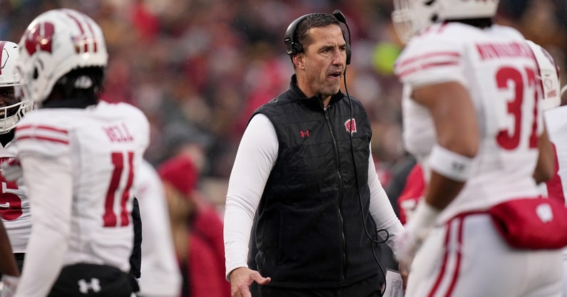 wisconsin-looking-to-fill-offensive-line-coach-vacancy-after-re-assigning-jack-bicknell-jr-per-report