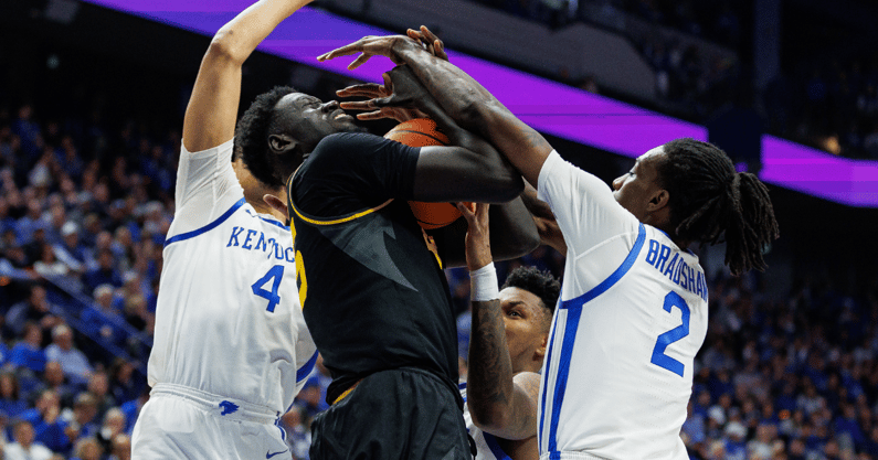 kentucky-staff-working-address-aaron-bradshaws-foul-trouble