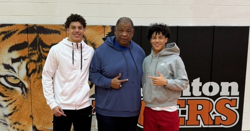 kentuckys-vince-marrow-visited-2025-safety-josh-johnson-during-a-snowstorm-to-extend-an-offer