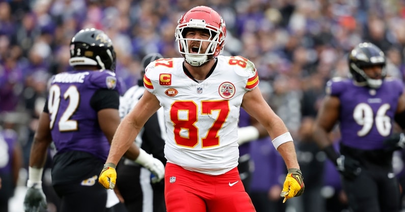 travis-kelce-donates-100000-to-help-super-bowl-parade-shooting-victims