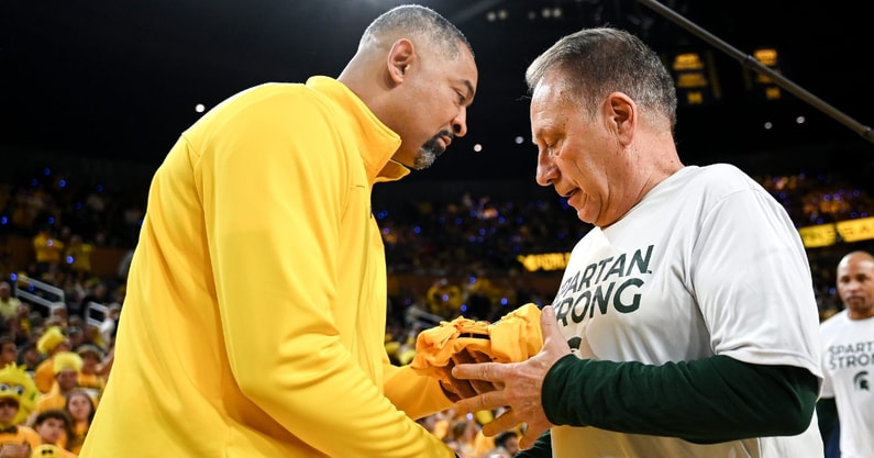 wolverines-head-coach-juwan-howard-praises-michigan-state-tom-izzo-reaching-700-wins-building-culture