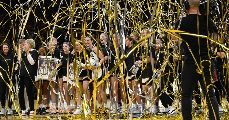 caitlin-clark-breaks-record-hawkeyes-roll-past-michigan