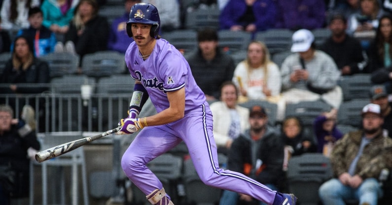 ecu-freshman-bristol-carter-brings-home-game-winning-run-in-bottom-of-9th-vs-north-carolina
